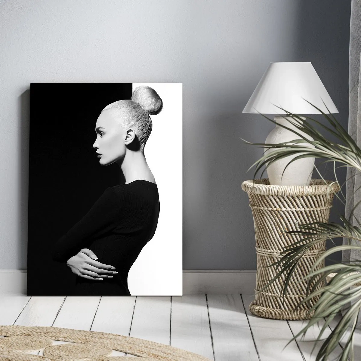 Cuadro sobre lienzo - Impresión de Imagen - Retrato elegante de una mujer sobre un fondo blanco y negro. - 50x70cm - Simplemente femenina - Decoración de pared moderna para salón y dormitorio ARTTOR