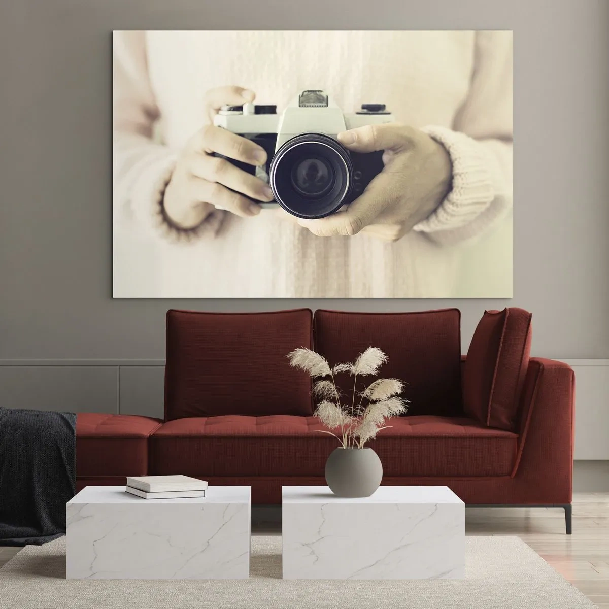 Cuadro sobre vidrio - Impresiones sobre Vidrio - Una persona sosteniendo una cámara clásica en sus manos. - 70x50cm - Una visión diferente - Decoración de pared moderna para salón y dormitorio ARTTOR
