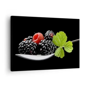 Cuadro sobre lienzo - Impresión de Imagen - Moras y frambuesas en una cuchara con una hoja sobre un fondo negro. - 70x50cm - El sabor de la frescura - Decoración de pared moderna para salón y dormitorio ARTTOR