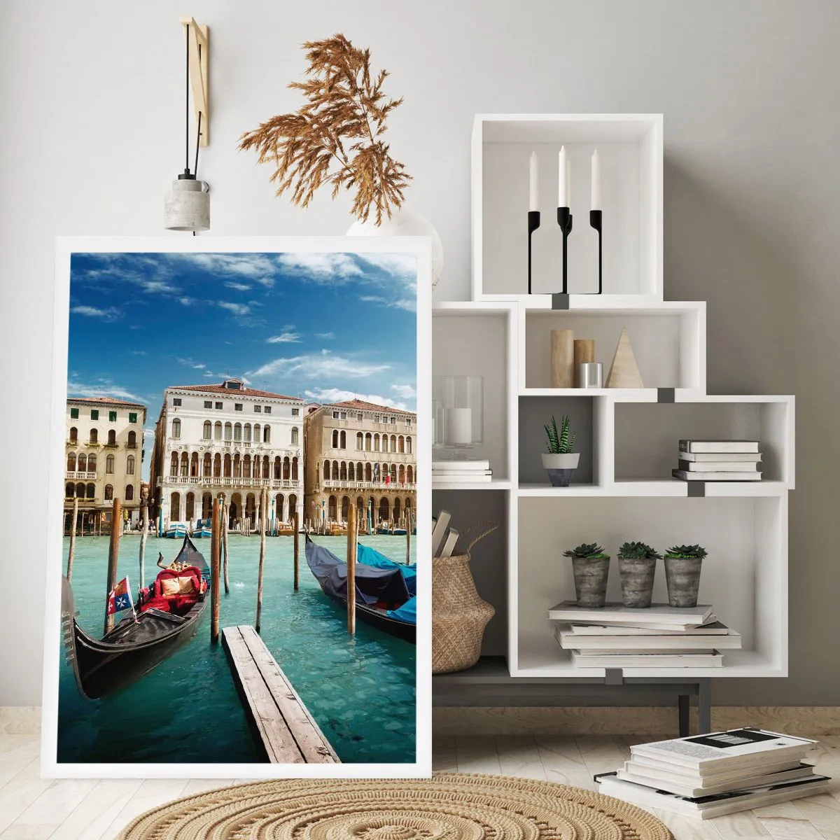 Póster - Góndolas en el agua con edificios históricos al fondo en Venecia - 50x70cm - Palacios en azul - Decoración de pared moderna para salón y dormitorio ARTTOR
