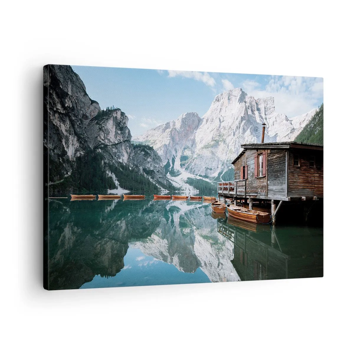Cuadro sobre lienzo - Impresión de Imagen - Una cabaña de madera junto a un tranquilo lago de montaña. - 70x50cm - Una mañana cristalina de montaña - Decoración de pared moderna para salón y dormitorio ARTTOR