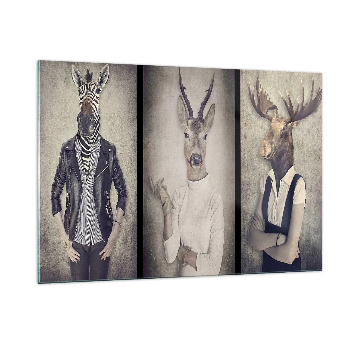 Cuadro sobre vidrio - Impresiones sobre Vidrio - Tres figuras de animales con ropa humana sobre un fondo neutro. - 120x80cm - Que los gestos hablen - Decoración de pared moderna para salón y dormitorio ARTTOR