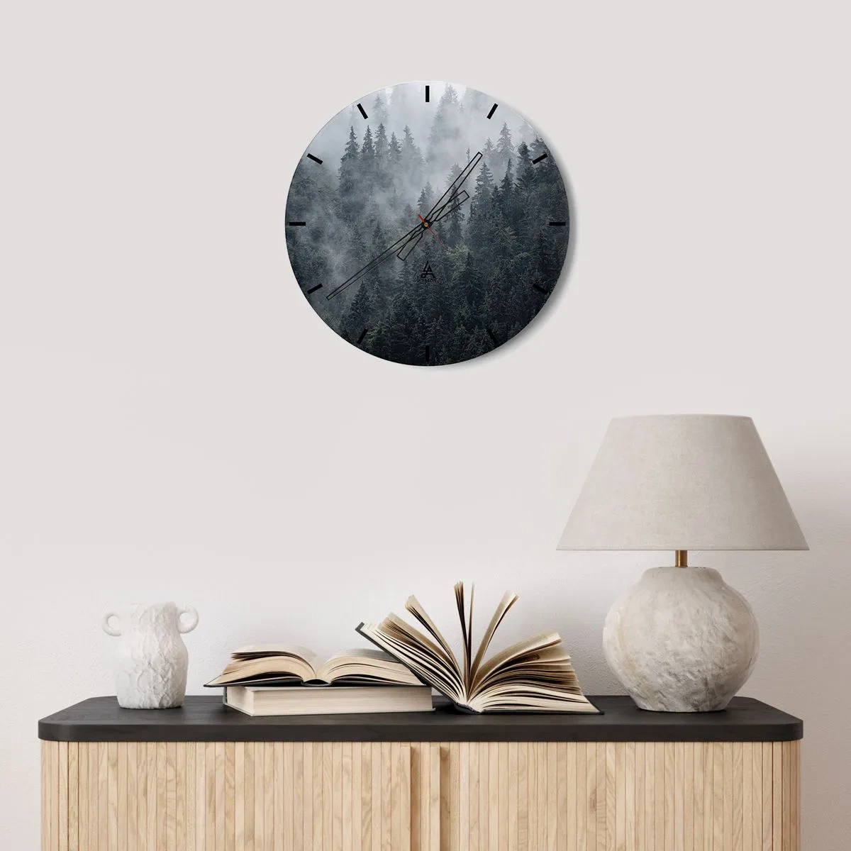 Reloj de pared - Reloj de vidrio - Un bosque de coníferas brumoso en una toma oscura y melancólica - 30x30cm - Amanecer en el bosque - Decoración de pared moderna para salón, cocina y dormitorio ARTTOR