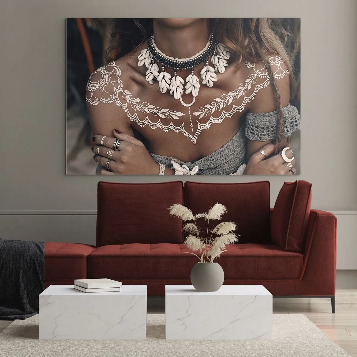 Cuadro sobre vidrio - Impresiones sobre Vidrio - Primer plano de una mujer que lleva un collar de conchas y un tatuaje blanco. - 70x50cm - Talismanes, rituales de feminidad - Decoración de pared moderna para salón y dormitorio ARTTOR