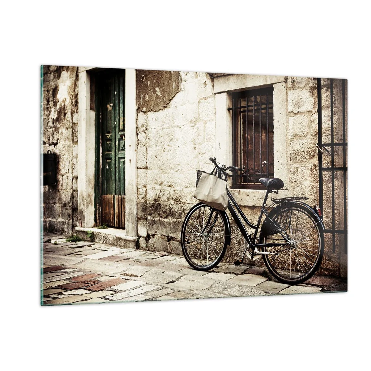 Cuadro sobre vidrio - Impresiones sobre Vidrio - Una bicicleta en blanco y negro apoyada contra una antigua casa de vecindad. - 120x80cm - Regreso al pasado - Decoración de pared moderna para salón y dormitorio ARTTOR