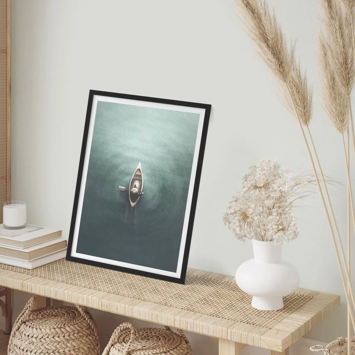Póster en marco negro - Una vista de pájaro de un barco a la deriva en aguas tranquilas. - 50x70cm - A través de un lago iluminado por la luna - Decoración de pared moderna para salón y dormitorio ARTTOR