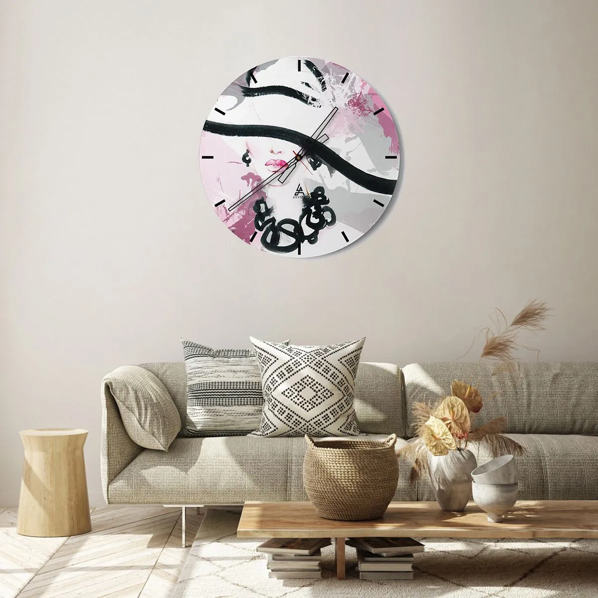 Reloj de pared - Reloj de vidrio - Un elegante retrato de una mujer en estilo negro y rosa. - 30x30cm - Retrato de una dama en negro y rosa - Decoración de pared moderna para salón, cocina y dormitorio ARTTOR