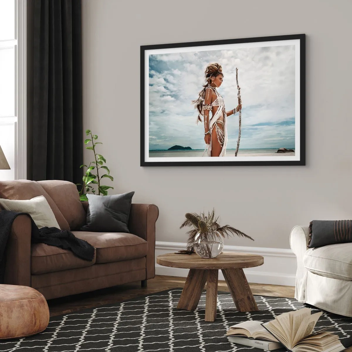 Póster en marco negro - Mujer estilizada en la playa con adornos étnicos y un palo. - 70x50cm - Reina de los trópicos - Decoración de pared moderna para salón y dormitorio ARTTOR