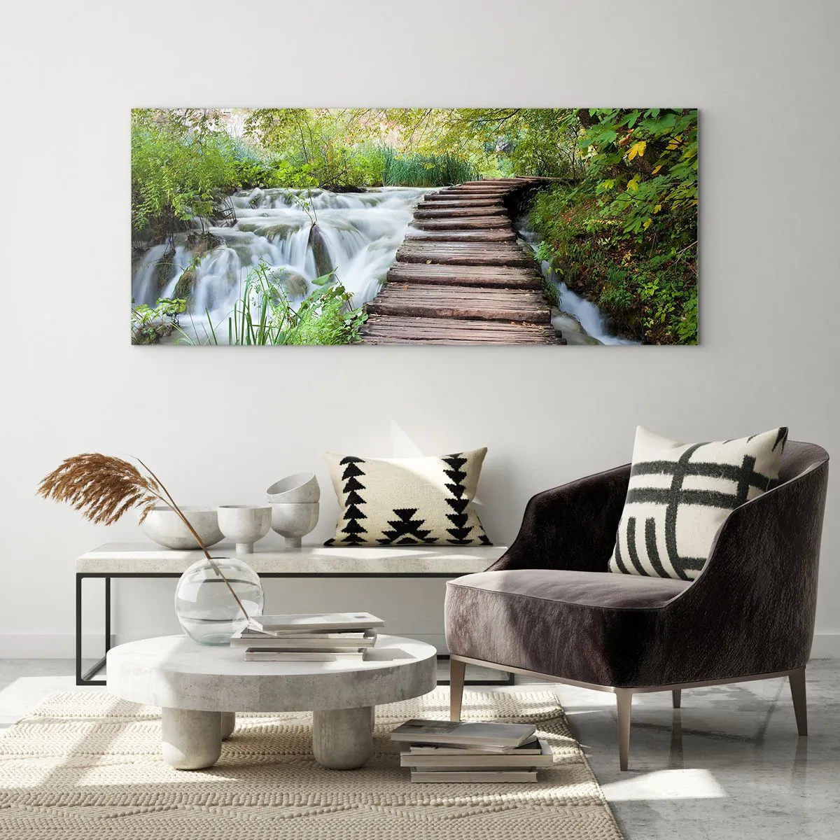 Cuadro sobre vidrio - Impresiones sobre Vidrio - Un puente de madera sobre una cascada rodeado de un exuberante bosque verde. - 140x50cm - No es agua silenciosa en absoluto - Decoración de pared moderna para salón y dormitorio ARTTOR
