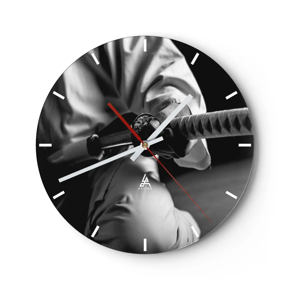 Reloj de pared - Reloj de vidrio - Una mano con una espada samurái en blanco y negro. - 30x30cm - Alma de guerrero - Decoración de pared moderna para salón, cocina y dormitorio ARTTOR