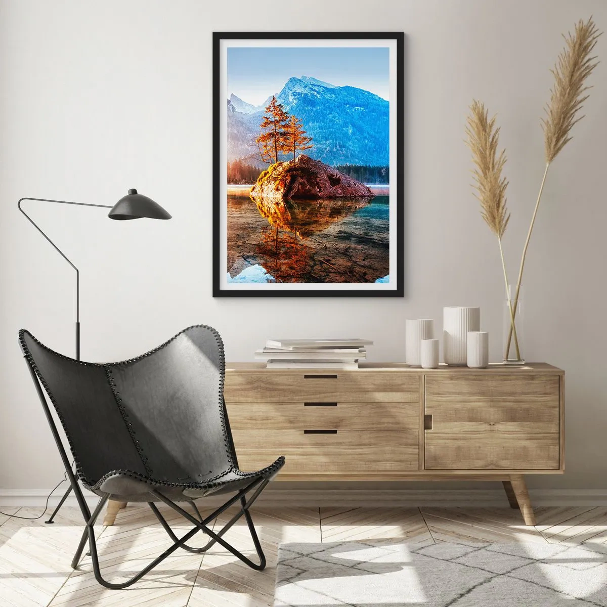 Póster en marco negro - Árboles sobre una roca reflejados en un lago tranquilo - 50x70cm - La naturaleza bajo la luz - Decoración de pared moderna para salón y dormitorio ARTTOR