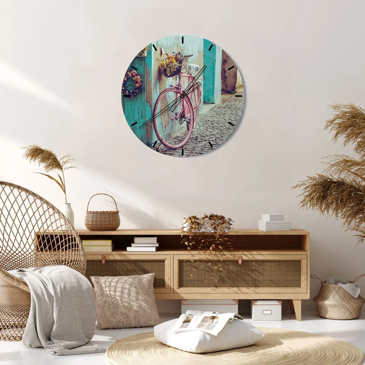Reloj de pared - Reloj de vidrio - Una bicicleta rosa junto a un muro turquesa en una calle adoquinada. - 30x30cm - Ahora mismo vuelvo - Decoración de pared moderna para salón, cocina y dormitorio ARTTOR