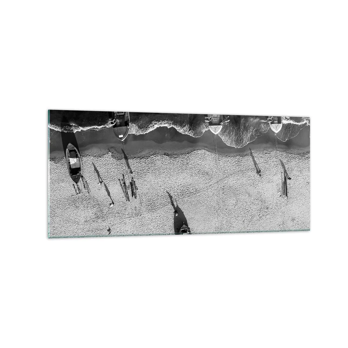 Cuadro sobre vidrio - Impresiones sobre Vidrio - Vista aérea en blanco y negro de barcos en la playa. - 120x50cm - Aún en la orilla... - Decoración de pared moderna para salón y dormitorio ARTTOR