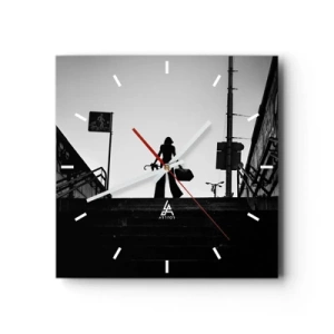 Reloj de pared - Reloj de vidrio - Una figura de mujer en las escaleras en blanco y negro con una atmósfera dinámica. - 30x30cm - Paseo urbano - Decoración de pared moderna para salón y dormitorio ARTTOR