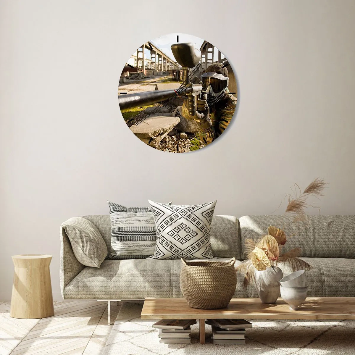 Reloj de pared - Reloj de vidrio - Paintball en un entorno industrial - 30x30cm - Y puedes ser un héroe - Decoración de pared moderna para salón, cocina y dormitorio ARTTOR