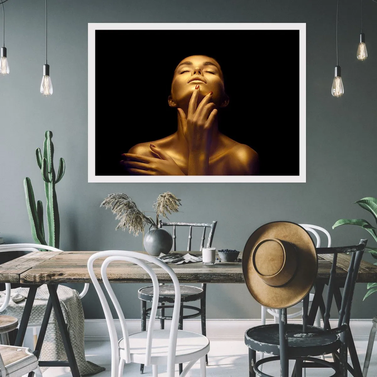 Póster - Retrato de una mujer con un brillo dorado sobre un fondo negro. - 100x70cm - Como seda dorada - Decoración de pared moderna para salón y dormitorio ARTTOR