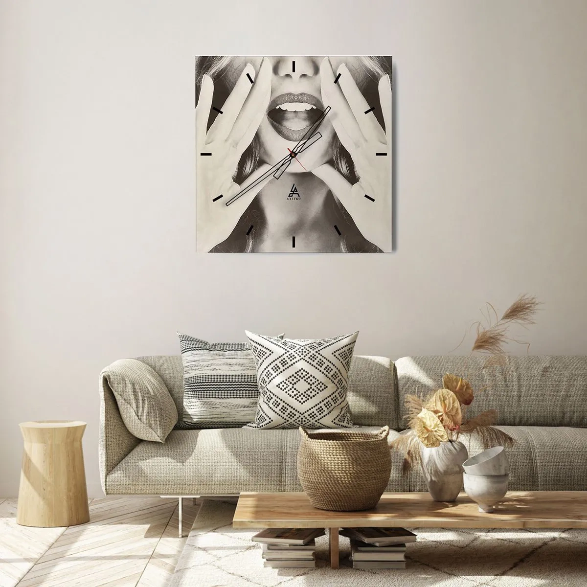 Reloj de pared - Reloj de vidrio - Retrato en blanco y negro de una mujer con labios y manos expresivos. - 30x30cm - ¡Ya estoy en camino! - Decoración de pared moderna para salón y dormitorio ARTTOR