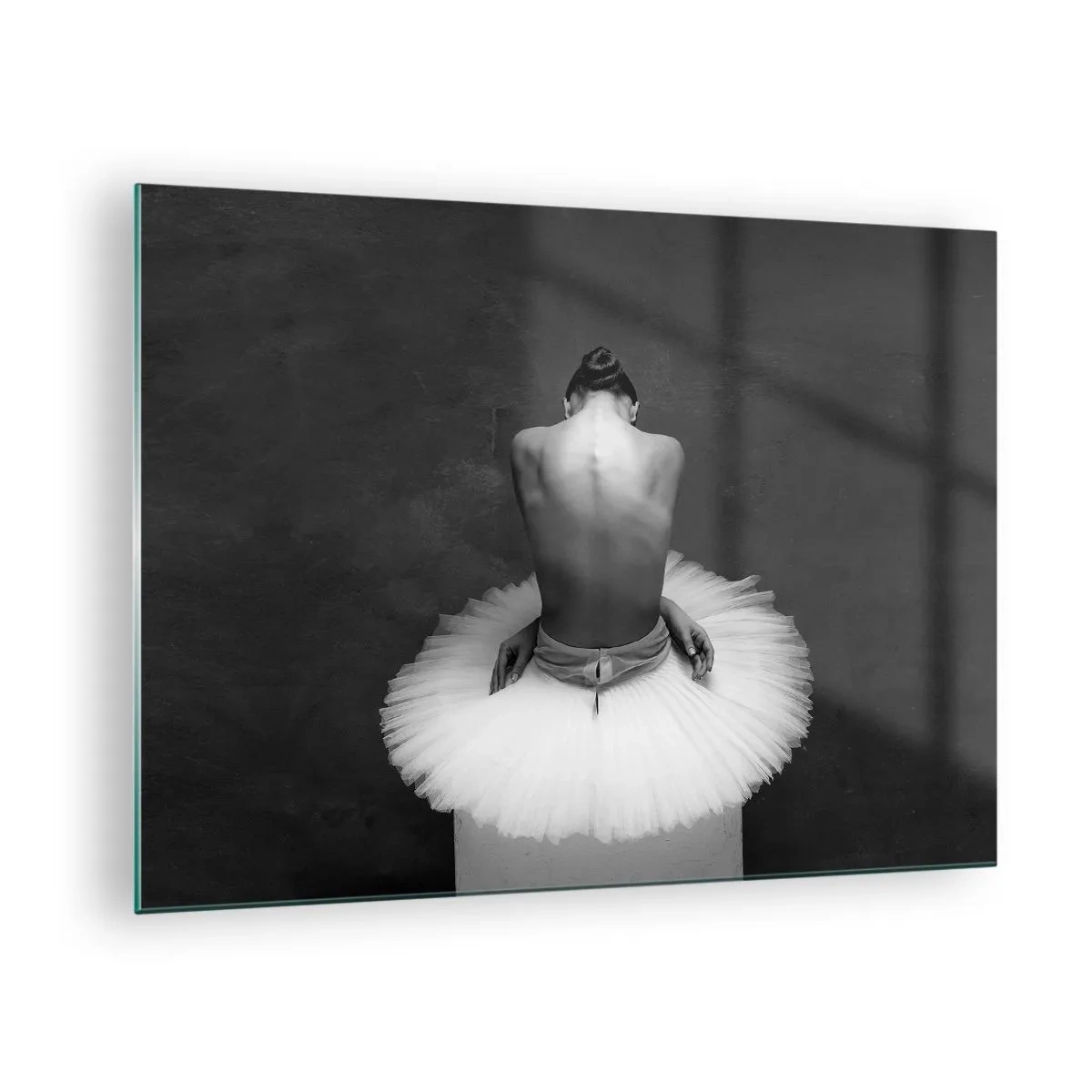 Cuadro sobre vidrio - Impresiones sobre Vidrio - Una bailarina sentada con una falda de tul contra una sombra. - 70x50cm - Rodeada de pétalos - Decoración de pared moderna para salón y dormitorio ARTTOR