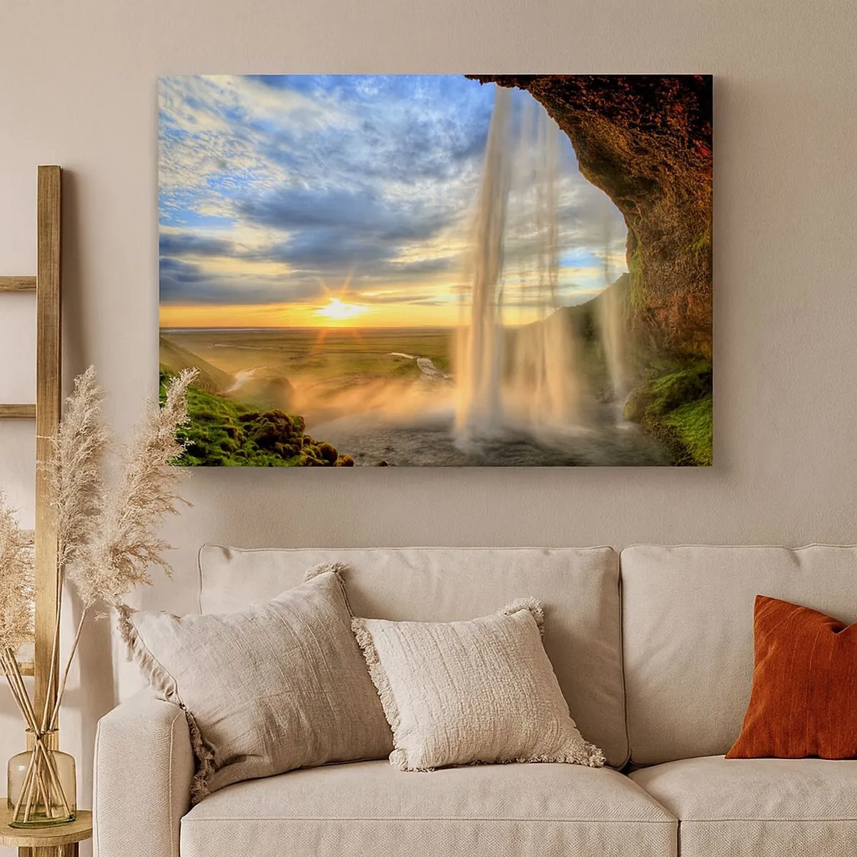 Cuadro sobre lienzo - Impresión de Imagen - Una cascada iluminada por la luz del sol con un paisaje como telón de fondo. - 70x50cm - El mundo tras el velo de las gotas - Decoración de pared moderna para salón y dormitorio ARTTOR