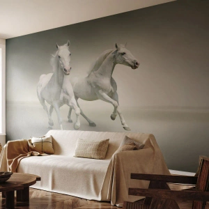 Fotomural Premium Sand - Dos caballos blancos corriendo contra un paisaje brumoso - 100x70cm - ¡Poder blanco! - Decoración de pared moderna para salón y dormitorio ARTTOR
