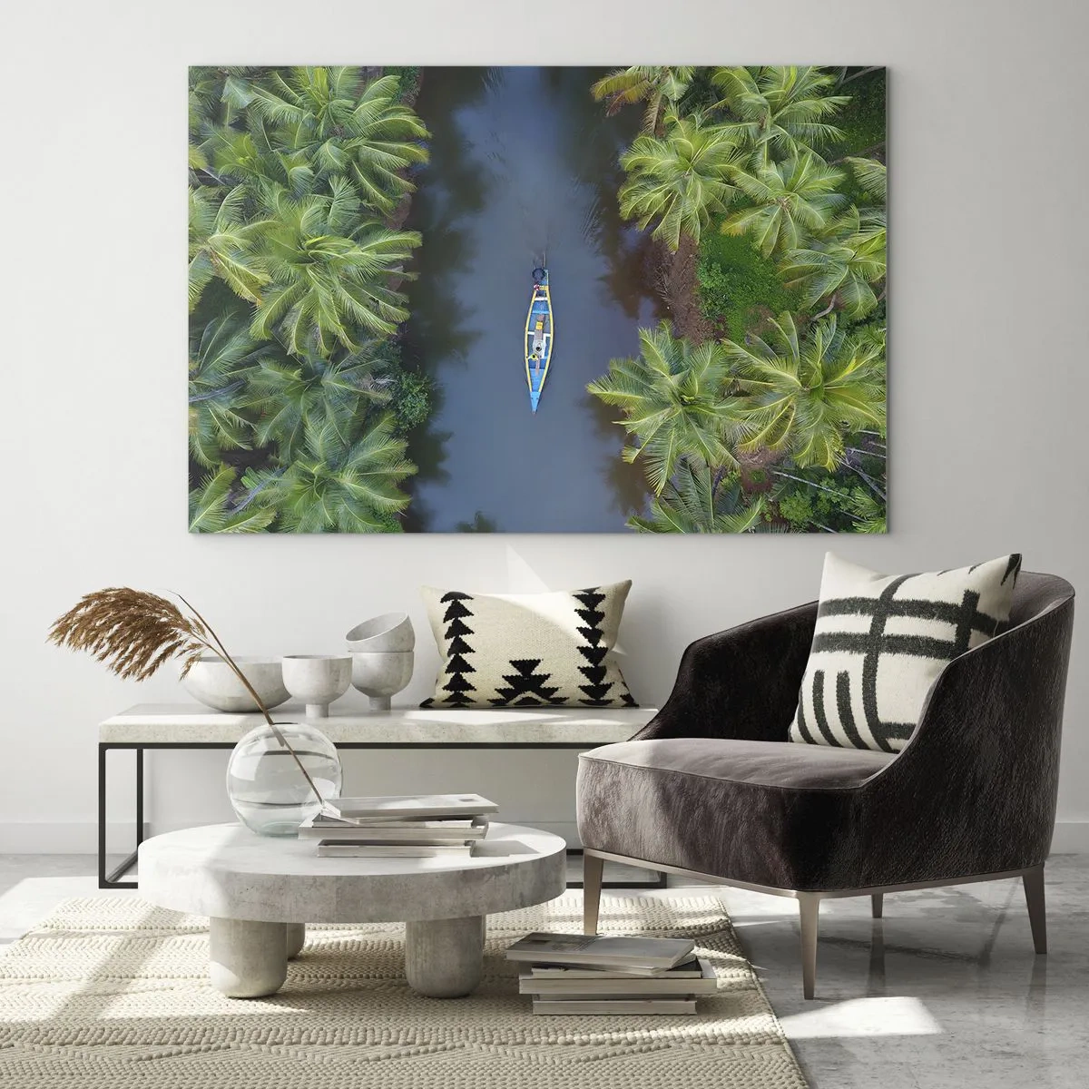 Cuadro sobre vidrio - Impresiones sobre Vidrio - Una vista de pájaro de un barco navegando por un canal entre palmeras tropicales. - 100x70cm - En un sendero tropical - Decoración de pared moderna para salón y dormitorio ARTTOR