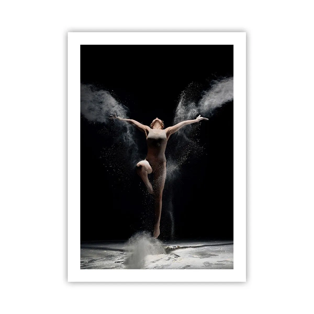 Póster - Una bailarina en una nube de polvo sobre un fondo negro. - 50x70cm - Los duendes existen - Decoración de pared moderna para salón y dormitorio ARTTOR