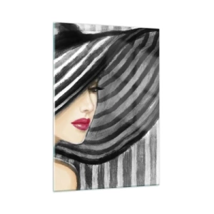 Cuadro sobre vidrio - Impresiones sobre Vidrio - Mujer elegante con un sombrero de rayas blancas y negras - 50x70cm - ¿Dónde puedo encontrarte? - Decoración de pared moderna para salón y dormitorio ARTTOR