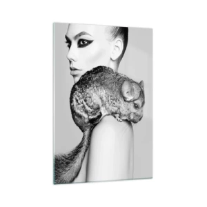 Cuadro sobre vidrio - Impresiones sobre Vidrio - Mujer estilizada con una chinchilla en una elegante composición en blanco y negro. - 70x100cm - Dama con chinchilla - Decoración de pared moderna para salón y dormitorio ARTTOR