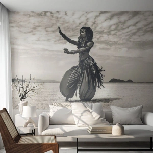 Fotomural Standard Eco - Una bailarina con traje tradicional en una playa desierta. - 100x70cm - Danza de las Islas del Sur - Decoración de pared moderna para salón y dormitorio ARTTOR