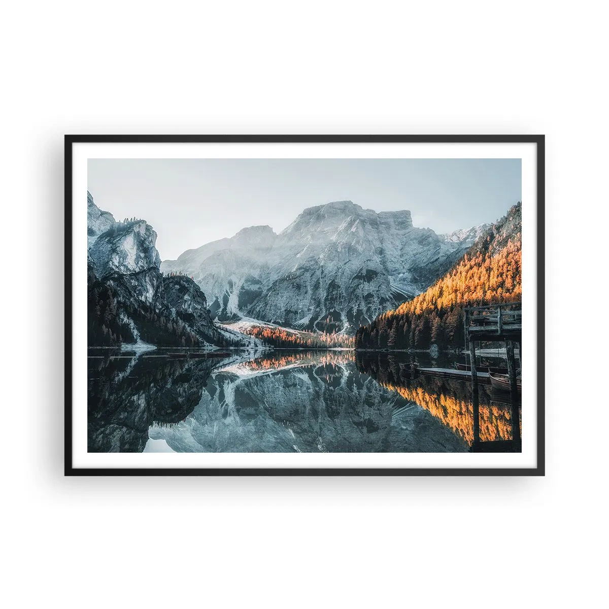 Póster en marco negro - Un paisaje de montaña reflejado en la tranquila superficie de un lago. - 100x70cm - Paisaje en el espejo - Decoración de pared moderna para salón y dormitorio ARTTOR