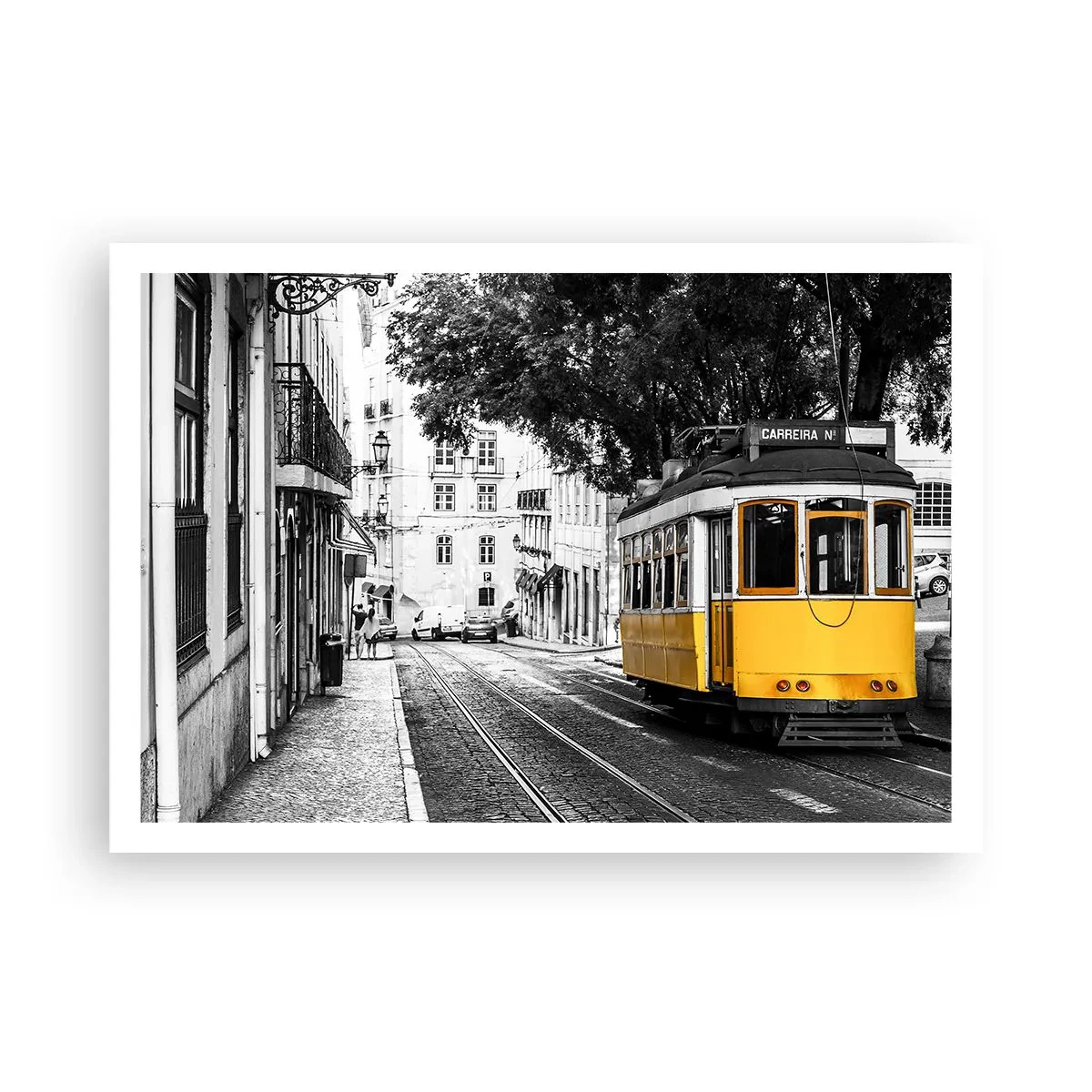 Póster - Un tranvía amarillo con el telón de fondo de una calle en blanco y negro. - 100x70cm - Y un fado de fondo - Decoración de pared moderna para salón y dormitorio ARTTOR