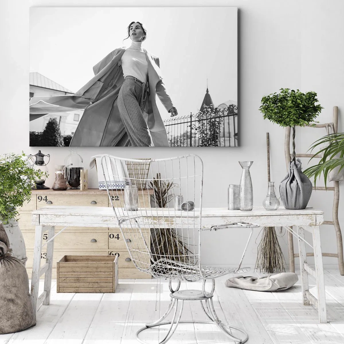 Cuadro sobre lienzo - Impresión de Imagen - Mujer elegante con abrigo frente a un fondo arquitectónico en blanco y negro - 70x50cm - ¿Vienes conmigo? - Decoración de pared moderna para salón y dormitorio ARTTOR