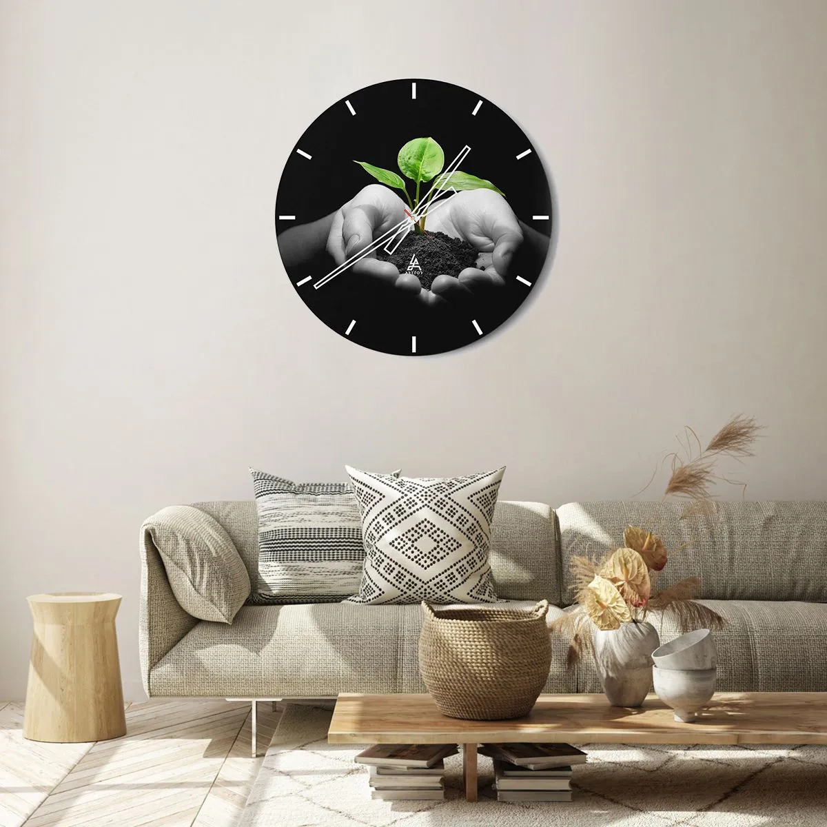 Reloj de pared - Reloj de vidrio - Un brote verde sostenido en las manos sobre un fondo negro. - 30x30cm - Amo la naturaleza, la protejo - Decoración de pared moderna para salón, cocina y dormitorio ARTTOR