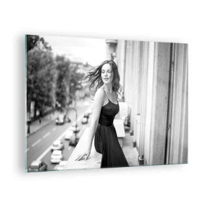 Cuadro sobre vidrio - Impresiones sobre Vidrio - Una mujer con un vestido negro en un balcón de estilo parisino. - 70x50cm - Ciertamente, parisina - Decoración de pared moderna para salón y dormitorio ARTTOR