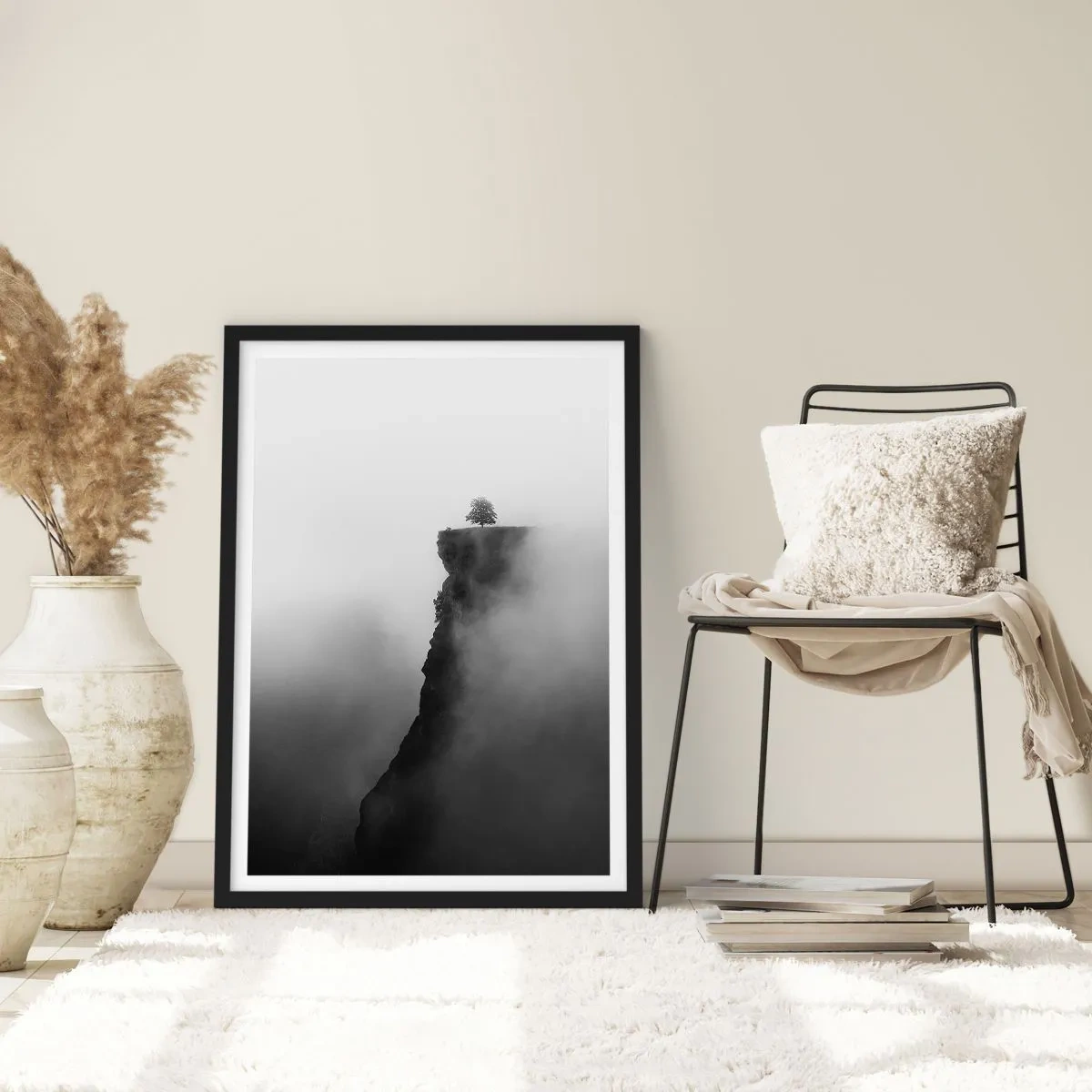 Póster en marco negro - Un árbol solitario al borde de un acantilado rodeado de niebla. - 50x70cm - En el límite del mundo - Decoración de pared moderna para salón y dormitorio ARTTOR