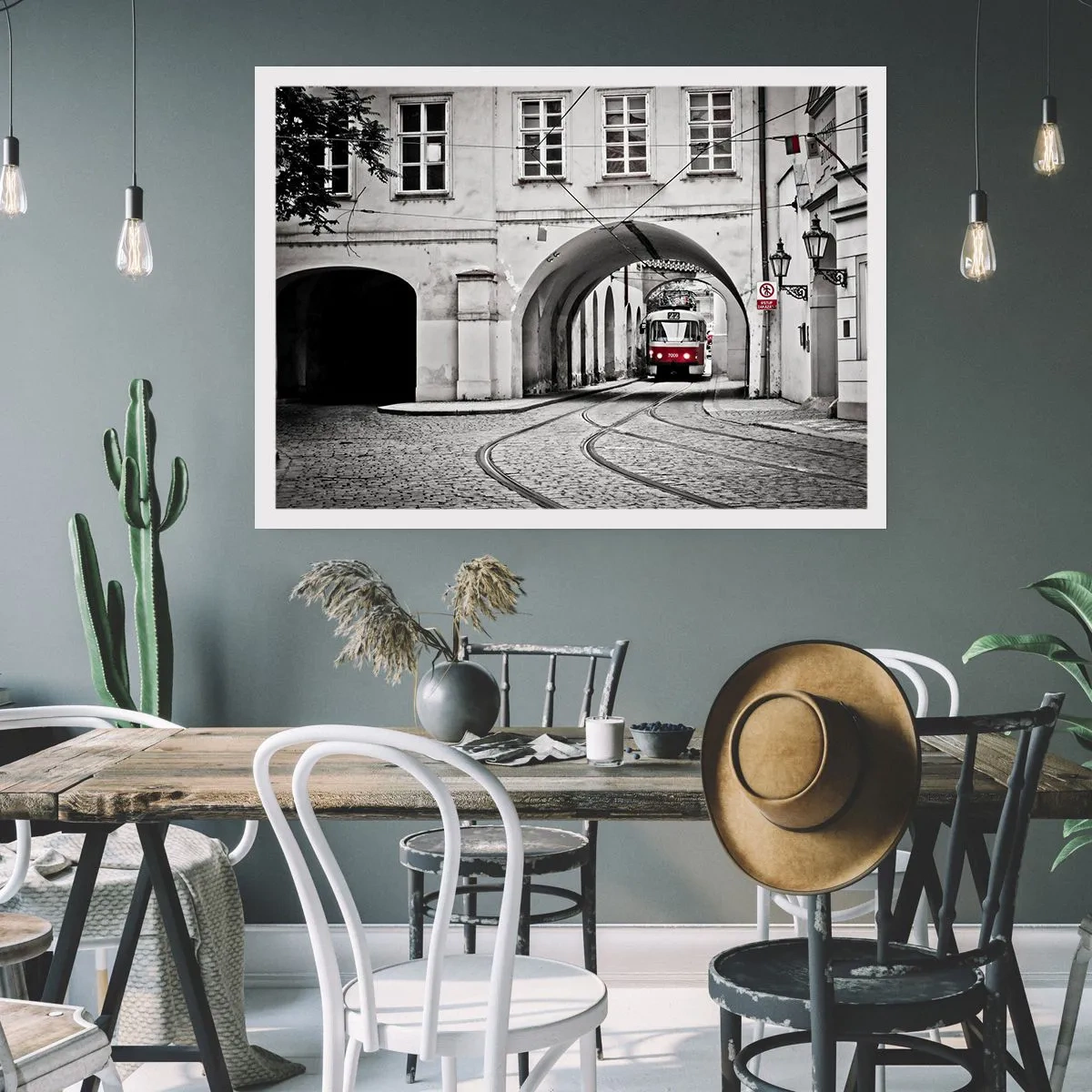 Póster - Un tranvía en blanco y negro en una calle histórica de la ciudad. - 100x70cm - A través del laberinto urbano - Decoración de pared moderna para salón y dormitorio ARTTOR