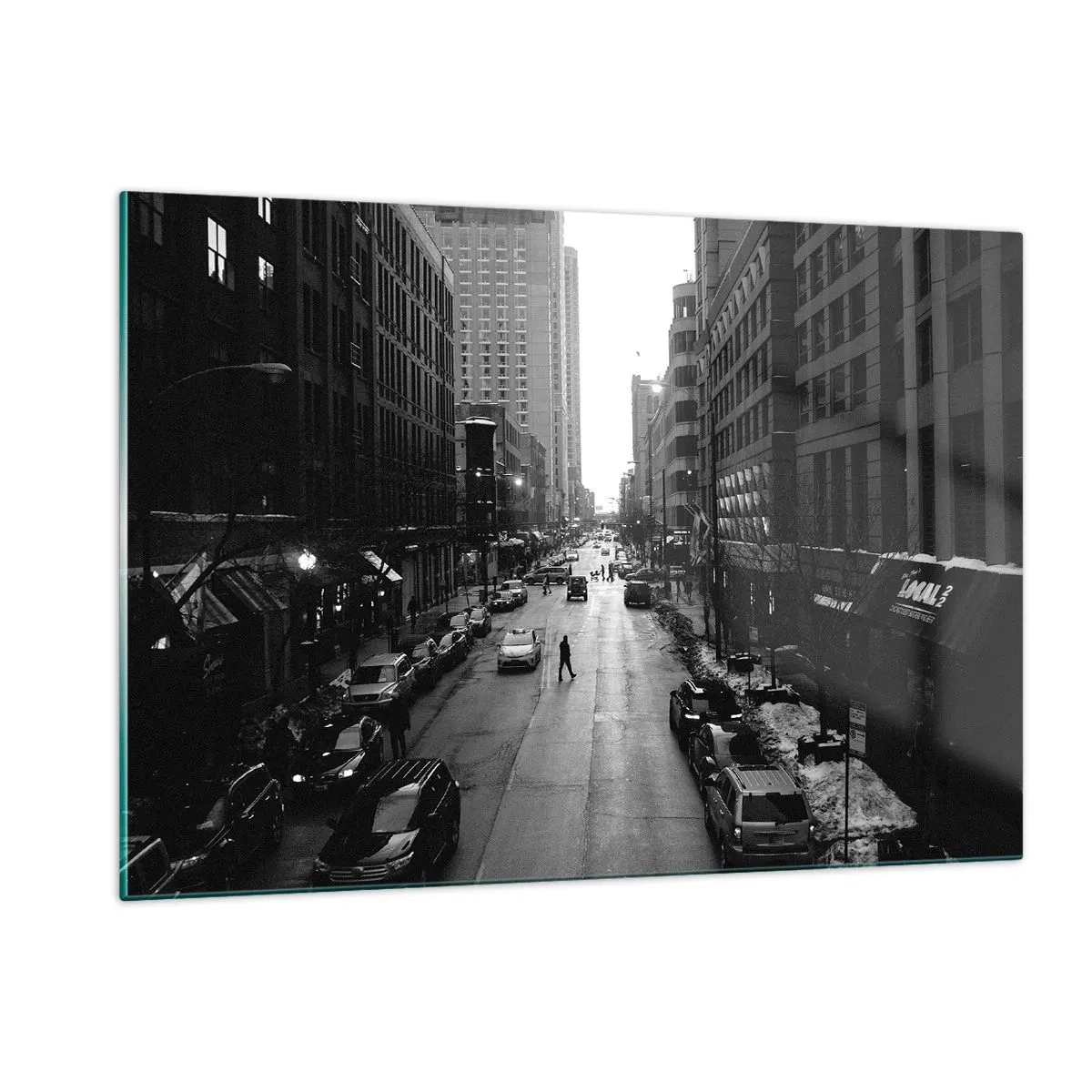 Cuadro sobre vidrio - Impresiones sobre Vidrio - Una calle en blanco y negro con un transeúnte entre edificios modernos. - 120x80cm - Un día como otro cualquiera - Decoración de pared moderna para salón y dormitorio ARTTOR