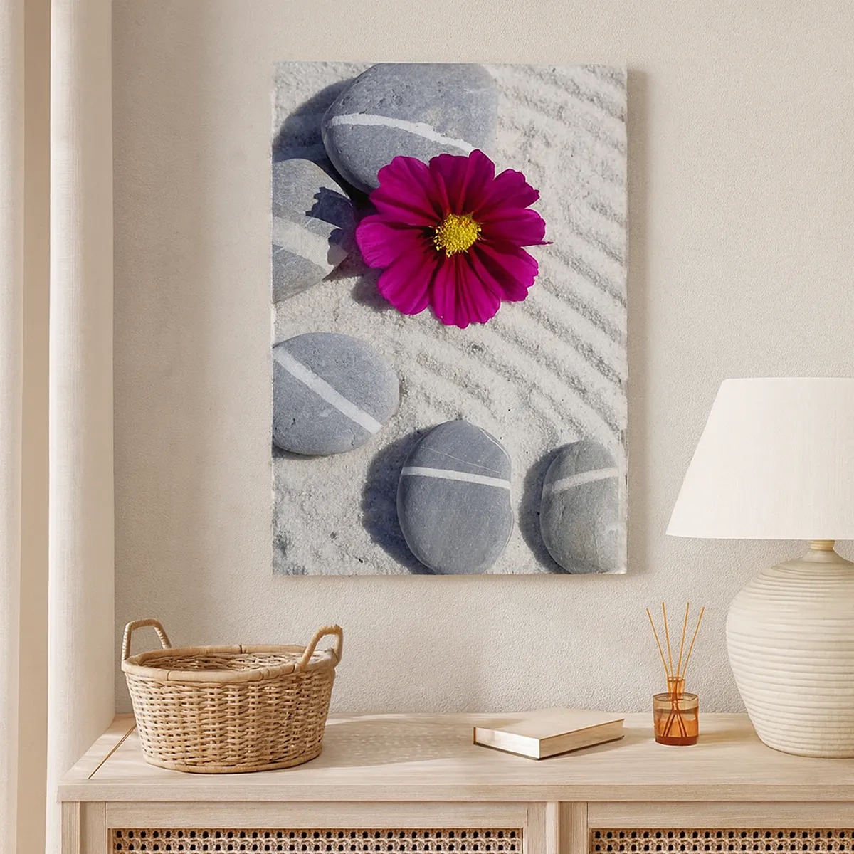 Cuadro sobre lienzo - Impresión de Imagen - Piedras y una flor rosa sobre la arena en estilo zen. - 50x70cm - Energía y paz del círculo mágico de la naturaleza - Decoración de pared moderna para salón y dormitorio ARTTOR