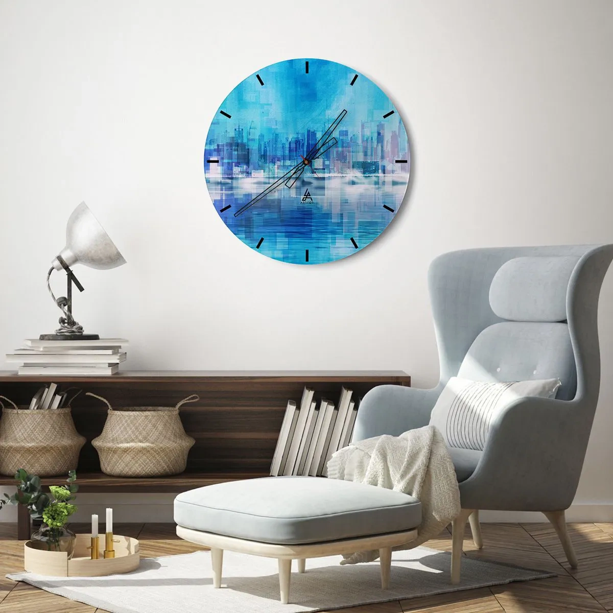 Reloj de pared - Reloj de vidrio - Un panorama de la ciudad en tonos azules y morados con efecto abstracto. - 30x30cm - La urbe azul - Decoración de pared moderna para salón, cocina y dormitorio ARTTOR
