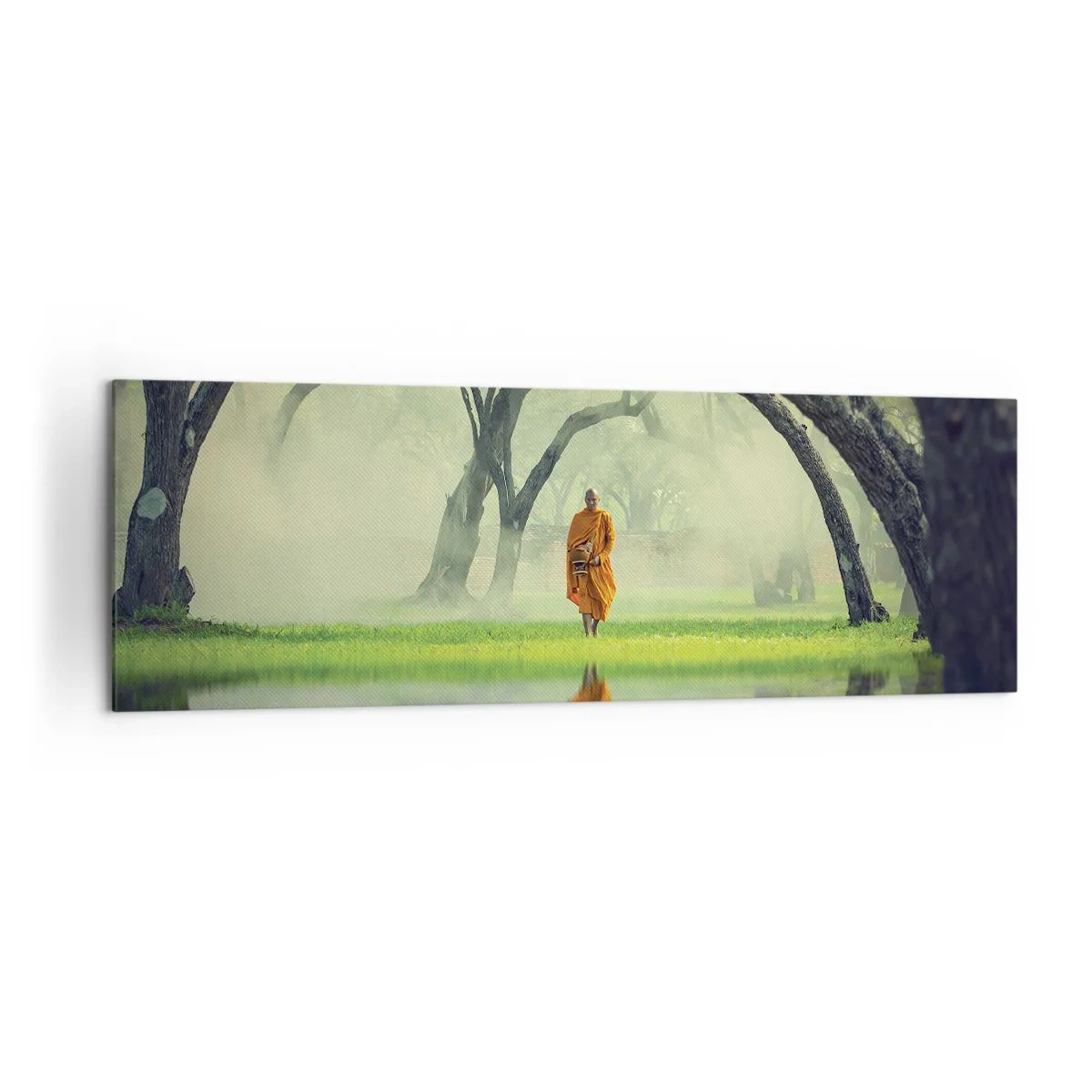 Cuadro sobre lienzo - Impresión de Imagen - Un monje con una túnica naranja en un bosque con un fondo brumoso y reflejo en el agua. - 160x50cm - En el camino de la iluminación - Decoración de pared moderna para salón y dormitorio ARTTOR