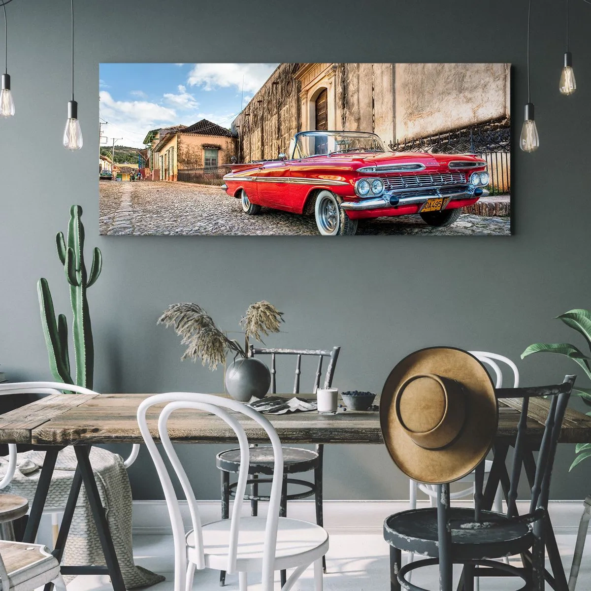 Cuadro sobre lienzo - Impresión de Imagen - Coche clásico rojo en una calle adoquinada - 140x50cm - Emociones cubanas - Decoración de pared moderna para salón y dormitorio ARTTOR