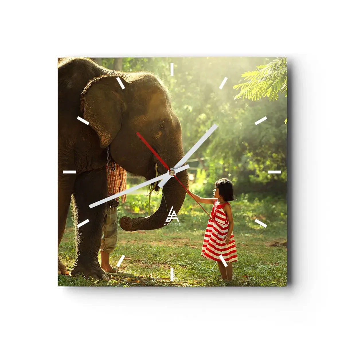Reloj de pared - Reloj de vidrio - Una niña con un vestido rojo tocando un elefante en el bosque. - 30x30cm - El poder de la amistad - Decoración de pared moderna para salón y dormitorio ARTTOR
