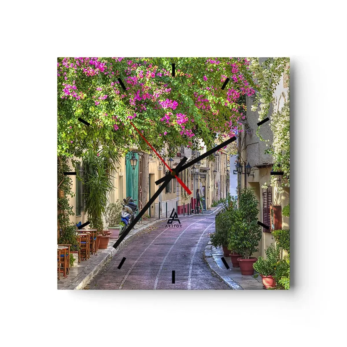 Reloj de pared - Reloj de vidrio - Una calle encantadora con vides en flor y mesas de café. - 30x30cm - Un callejón floreciente - Decoración de pared moderna para salón y dormitorio ARTTOR