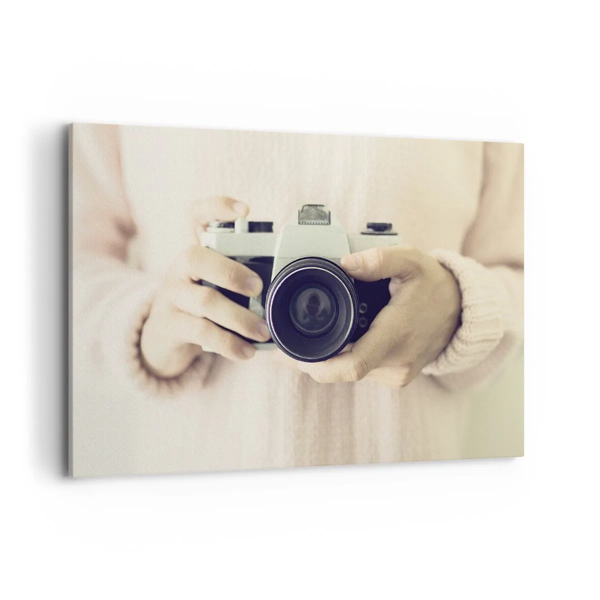 Cuadro sobre lienzo - Impresión de Imagen - Cámara retro sostenida en las manos contra un fondo claro - 120x80cm - Una visión diferente - Decoración de pared moderna para salón y dormitorio ARTTOR