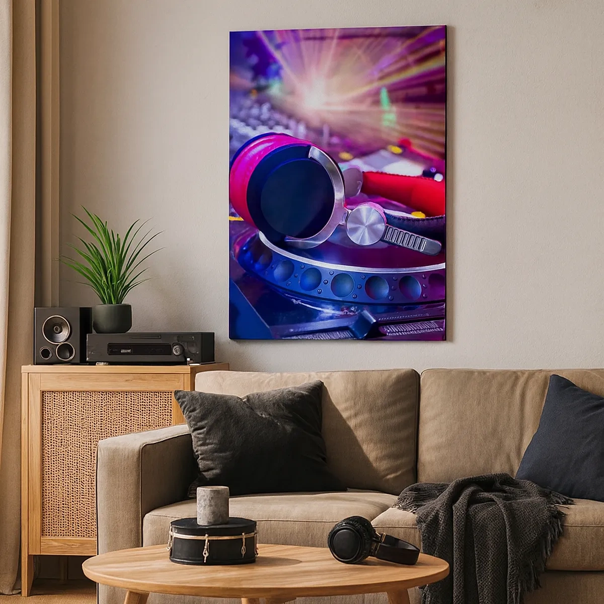 Cuadro sobre lienzo - Impresión de Imagen - Auriculares de DJ en una consola iluminada por focos en una fiesta - 50x70cm - Empieza la fiesta - Decoración de pared moderna para salón y dormitorio ARTTOR