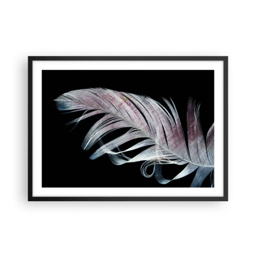 Póster en marco negro - Una delicada pluma sobre un fondo negro en un enfoque artístico. - 70x50cm - Piensa en el tacto - Decoración de pared moderna para salón y dormitorio ARTTOR