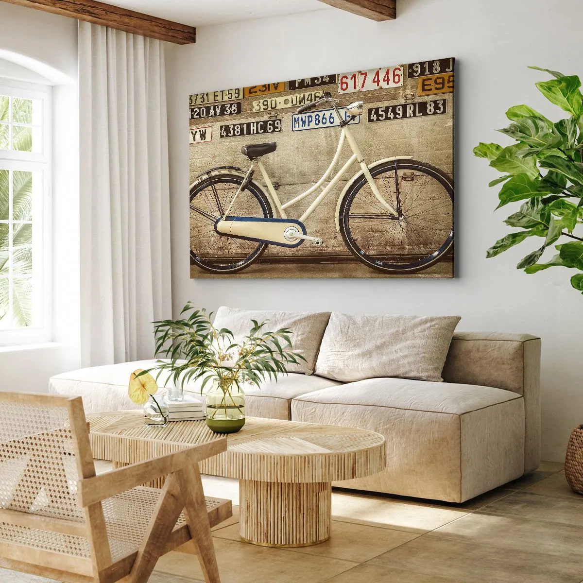 Cuadro sobre lienzo - Impresión de Imagen - Una bicicleta retro contra una pared decorada con matrículas. - 70x50cm - No hay complejos - Decoración de pared moderna para salón y dormitorio ARTTOR