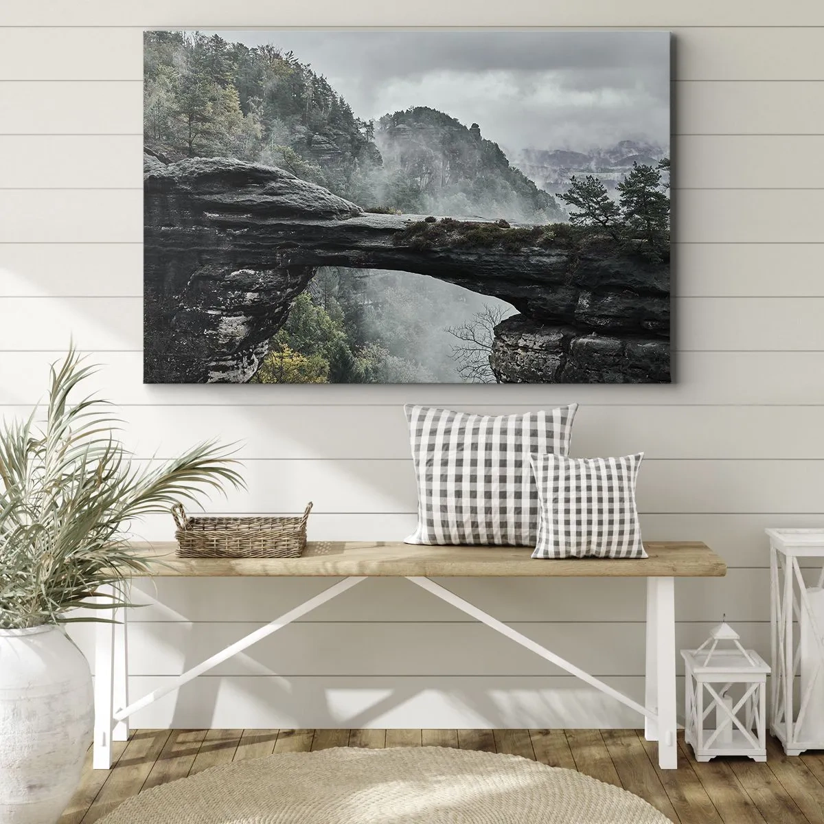 Cuadro sobre lienzo - Impresión de Imagen - Un arco de piedra rodeado de montañas brumosas y bosques. - 70x50cm - La aventura está a punto de comenzar - Decoración de pared moderna para salón y dormitorio ARTTOR
