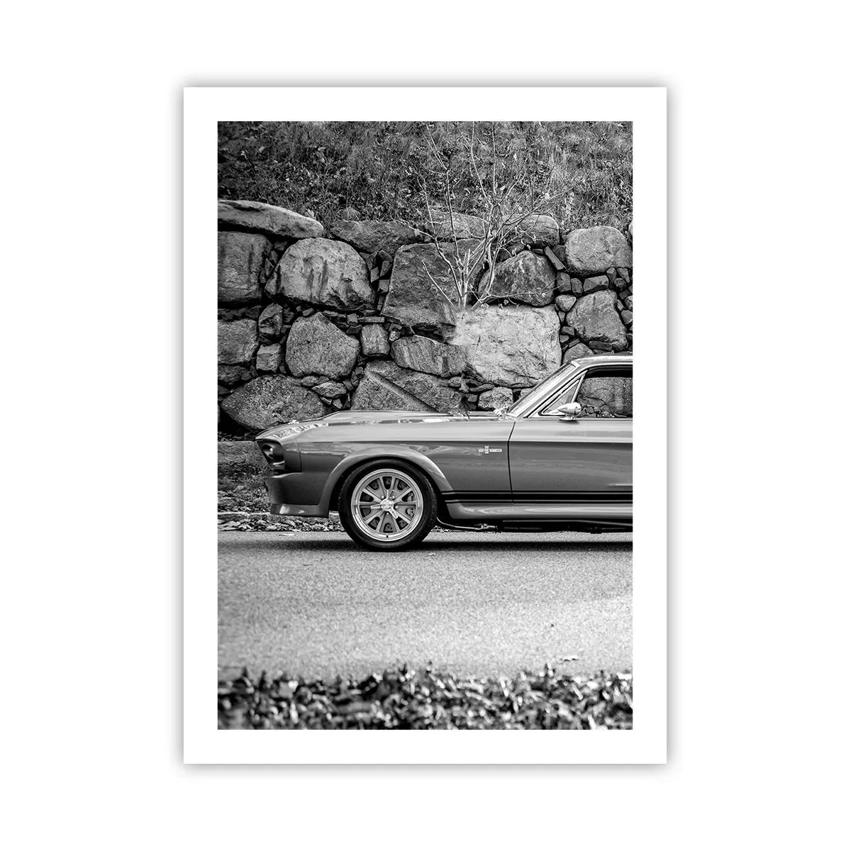 Póster - Coche clásico en blanco y negro contra un muro de piedra. - 50x70cm - Una leyenda de los años 60 - Decoración de pared moderna para salón y dormitorio ARTTOR