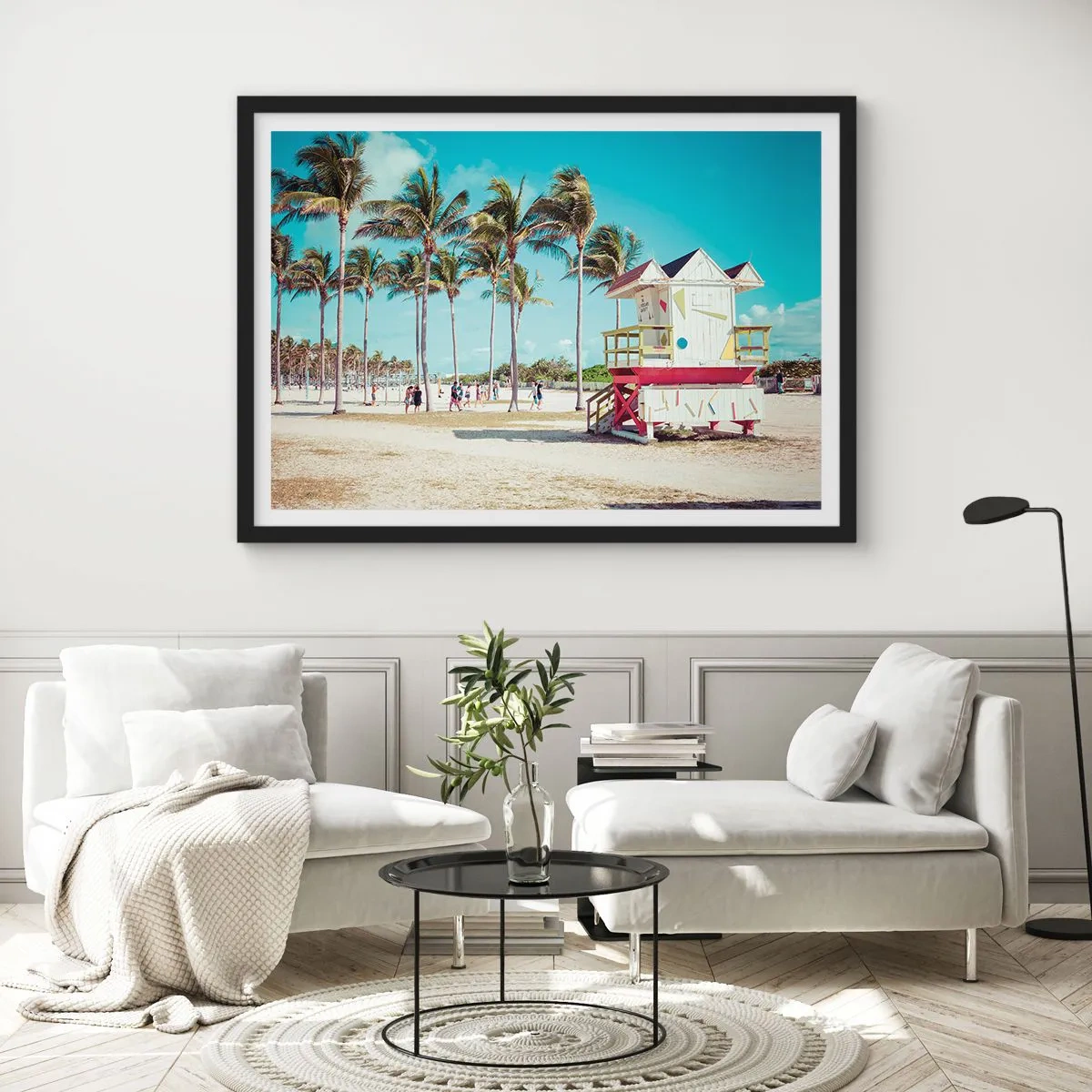 Póster en marco negro - Una playa con palmeras y una torre de salvavidas al fondo. - 70x50cm - Un hermoso día por delante - Decoración de pared moderna para salón y dormitorio ARTTOR